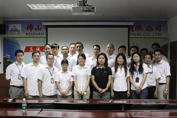 華智天誠(chéng)給*華塑料輔導(dǎo)合影