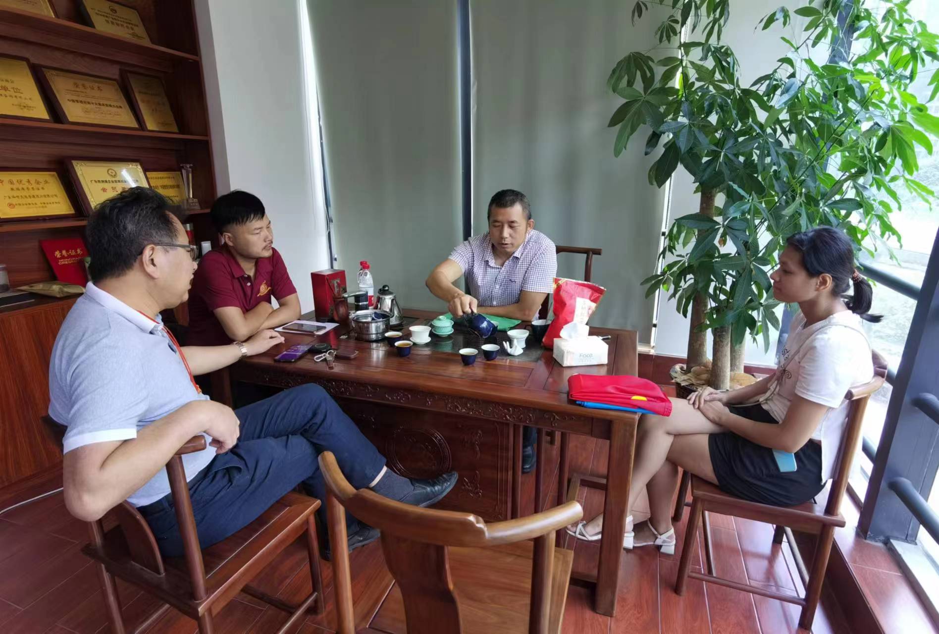 湖北蘄春商會秘書長一行蒞臨我司進行工作指導和慰問 湖北蘄春商會秘書長一行蒞臨我司進行工作指導和慰問